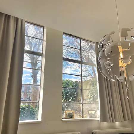 Daire Monumental Independent Studio, Centre