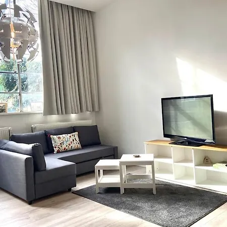 Monumental Independent Studio, Centre