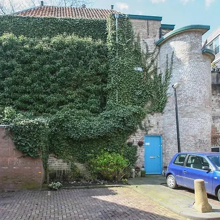 Monumental Independent Studio, Centre *