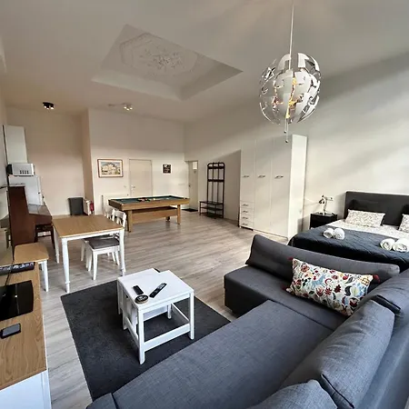 Monumental Independent Studio, Centre Apartment