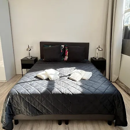 Monumental Independent Studio, Centre Apartment