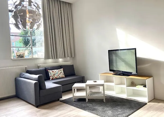 Monumental Independent Studio, Centre