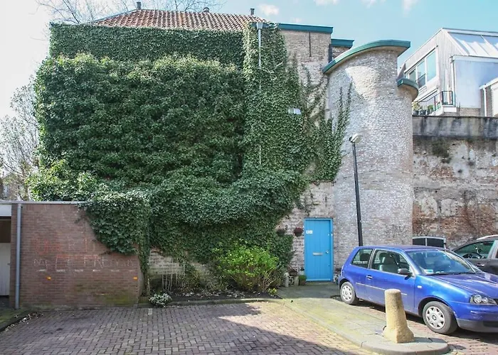 Monumental Independent Studio, Centre *