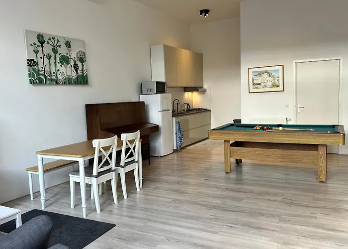 Monumental Independent Studio, Centre